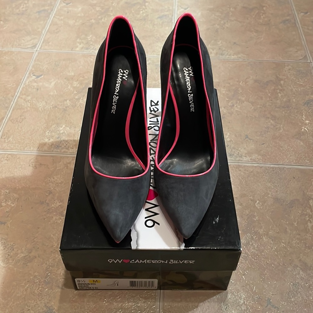 Nine West women’s pointed toe pumps in size 8 1/2 M